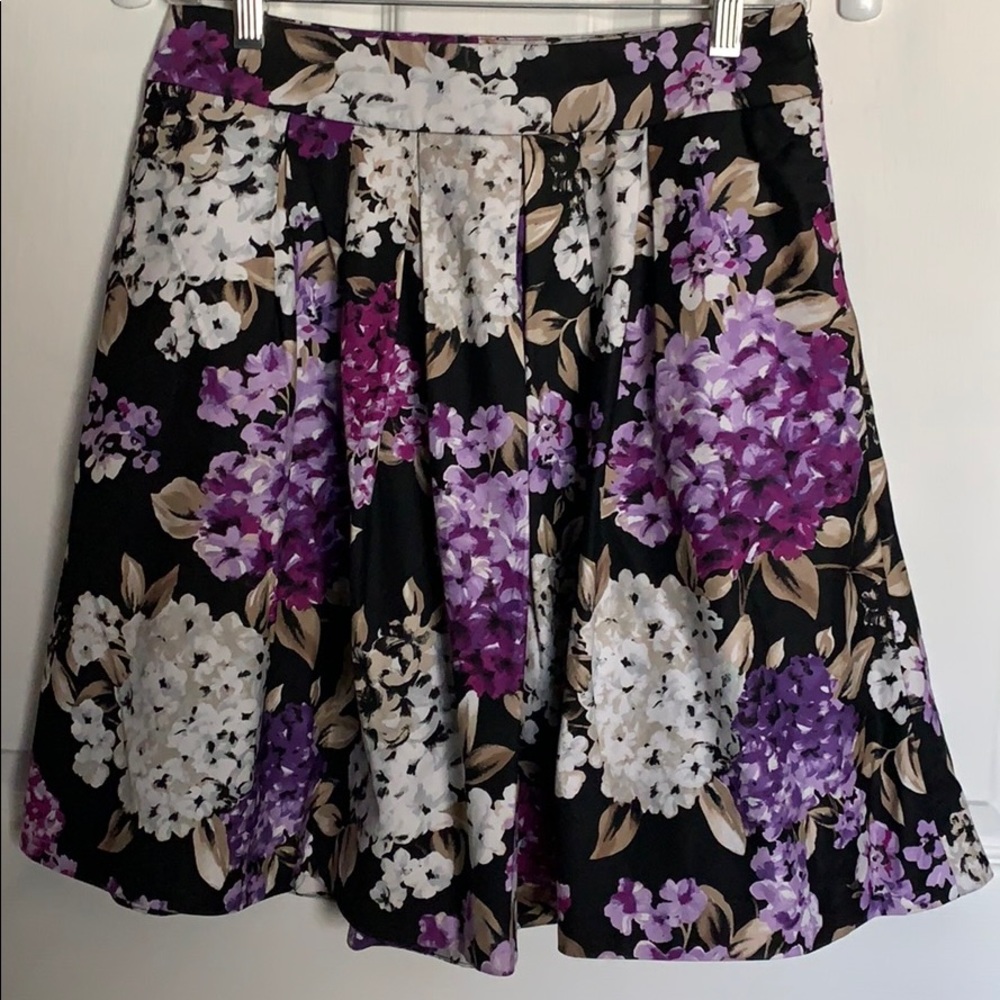White House floral skirt sz 4, length 20”
